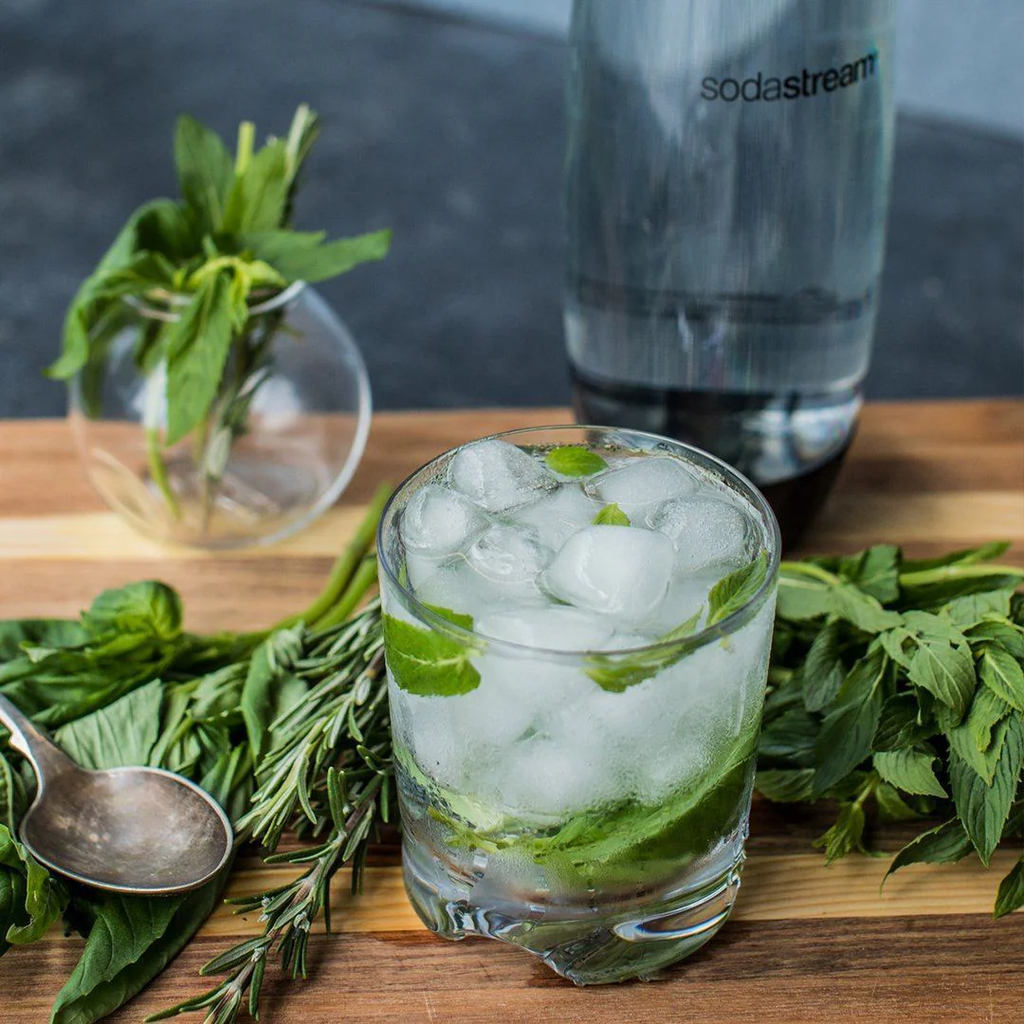 Eau pétillante infusée aux herbes aromatiques
