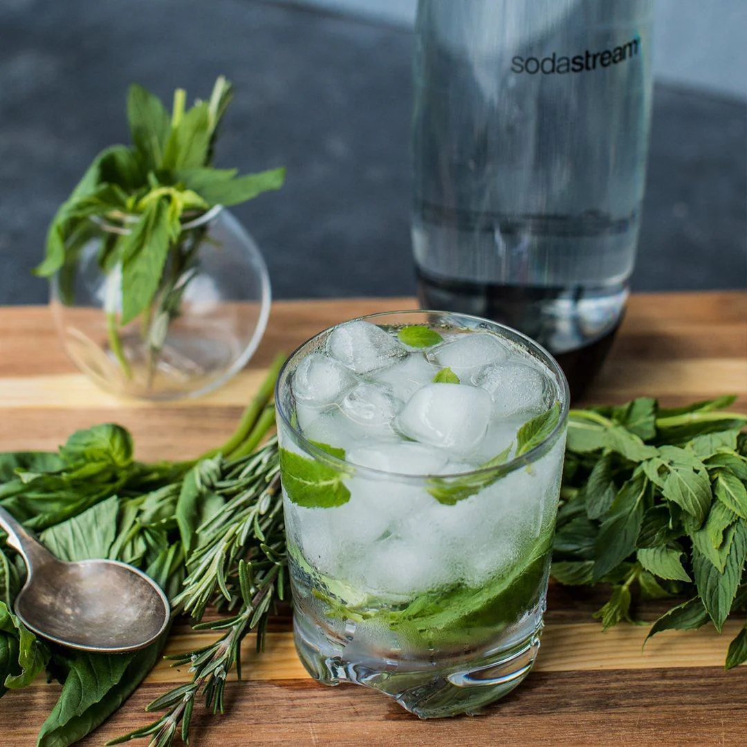 Eau pétillante infusée aux herbes aromatiques